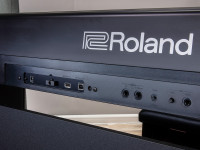 Roland FP-E50 COMPLETE STAND PACK com móvel KSFE50-BK e barra de pedais KPD-70 BK incluídos